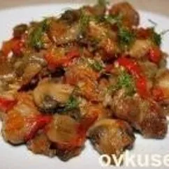 Мясо, тушеное с шампиньонами и сладким перцем