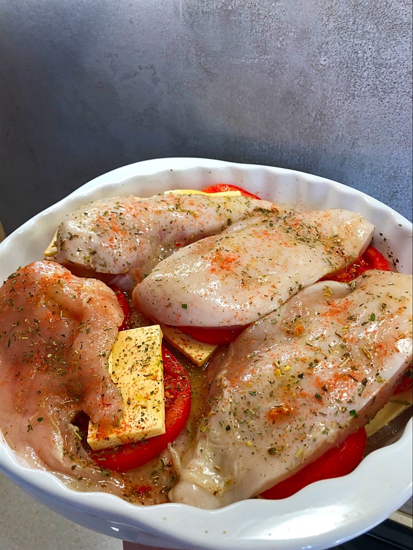 Запечённые куриные грудки с помидорами и сыром