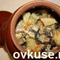 Мясо с опятами в горшочке