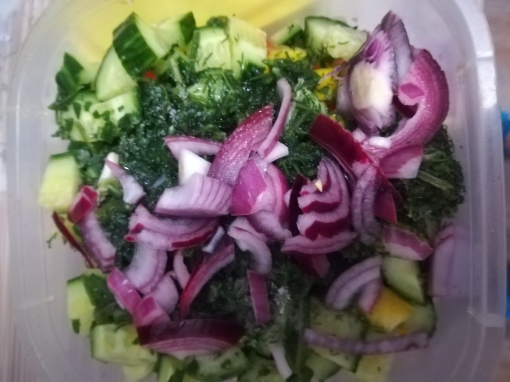 Салат овощной с луком и льняным маслом