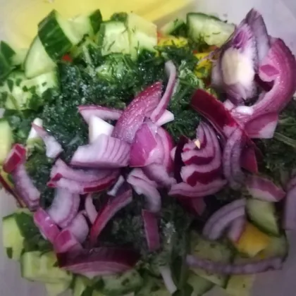 Салат овощной с луком и льняным маслом