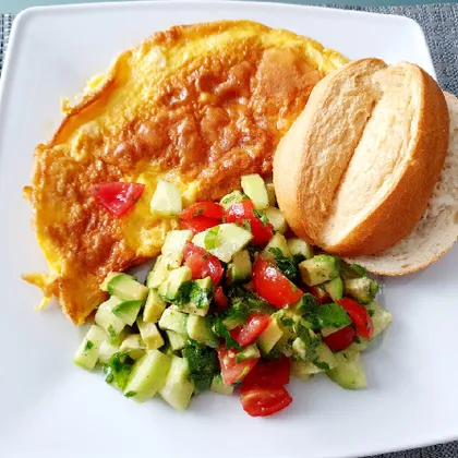 Яйца с сыром, салат и булочка на завтрак