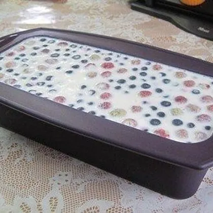 Сметанный десерт с ягодами (сметанный торт-желе)
