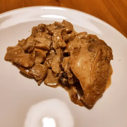 Тушеная курица со сливками и белыми грибами