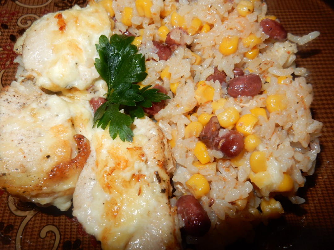 Курица с овощами и рисом в горшочках в духовке: рецепт - Лайфхакер