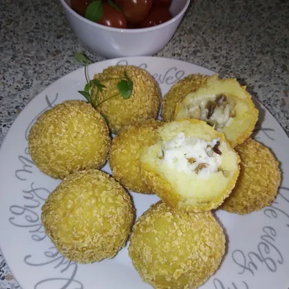 Картофельные шарики с сыром и грибами