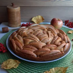 Пирог с мёдом и яблоками 🍯🍎