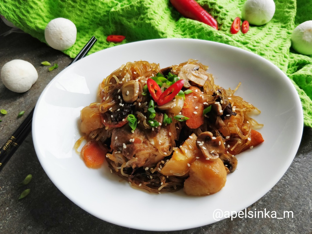 Фунчоза с курицей и черносливом