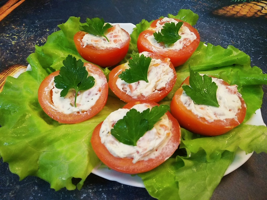 Салат с красной рыбой и помидорами