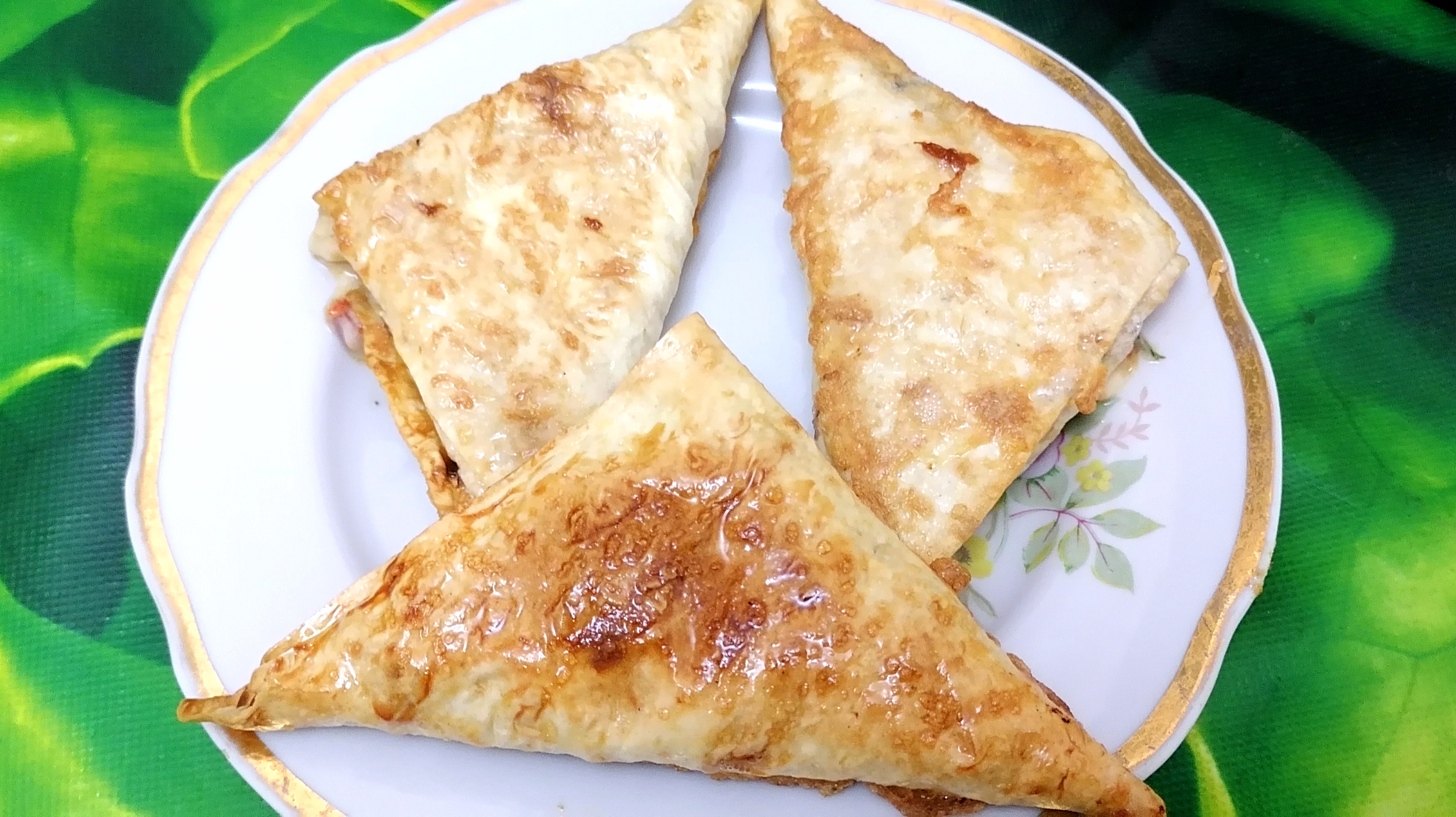 Треугольники из лаваша с помидором и сыром