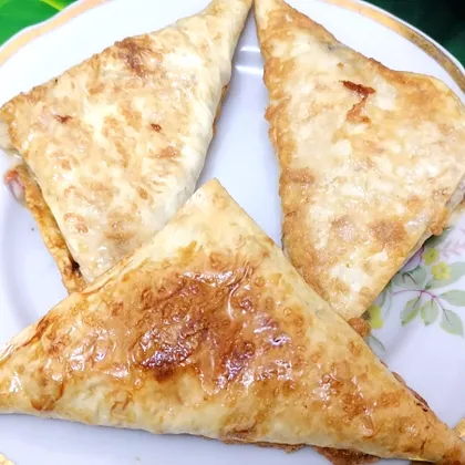 Треугольники из лаваша с помидором и сыром