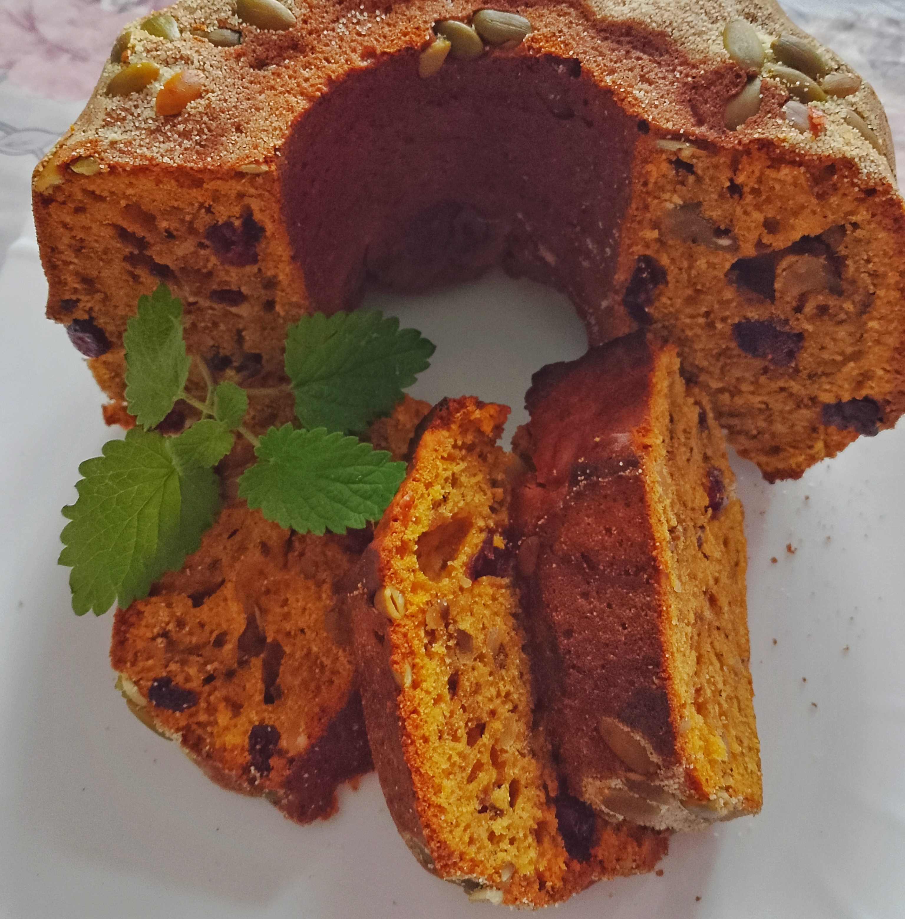 Пряный тыквенный кекс с клюквой и грецким орехом