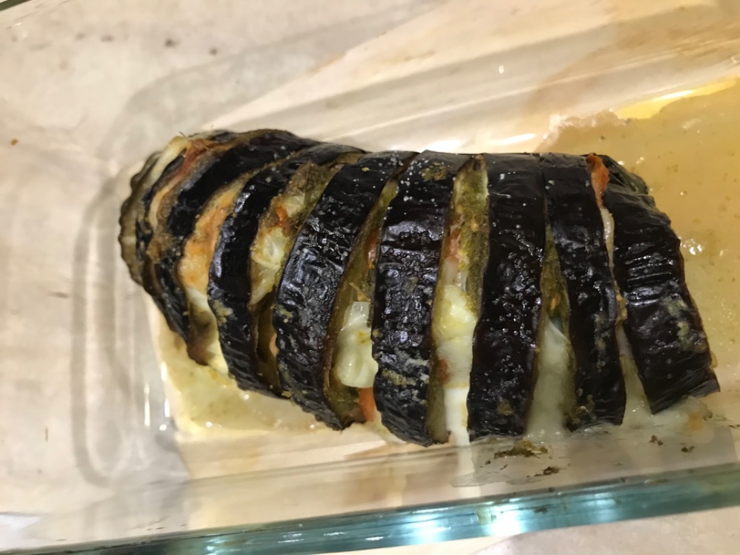 Баклажан с моцареллой и соусом песто