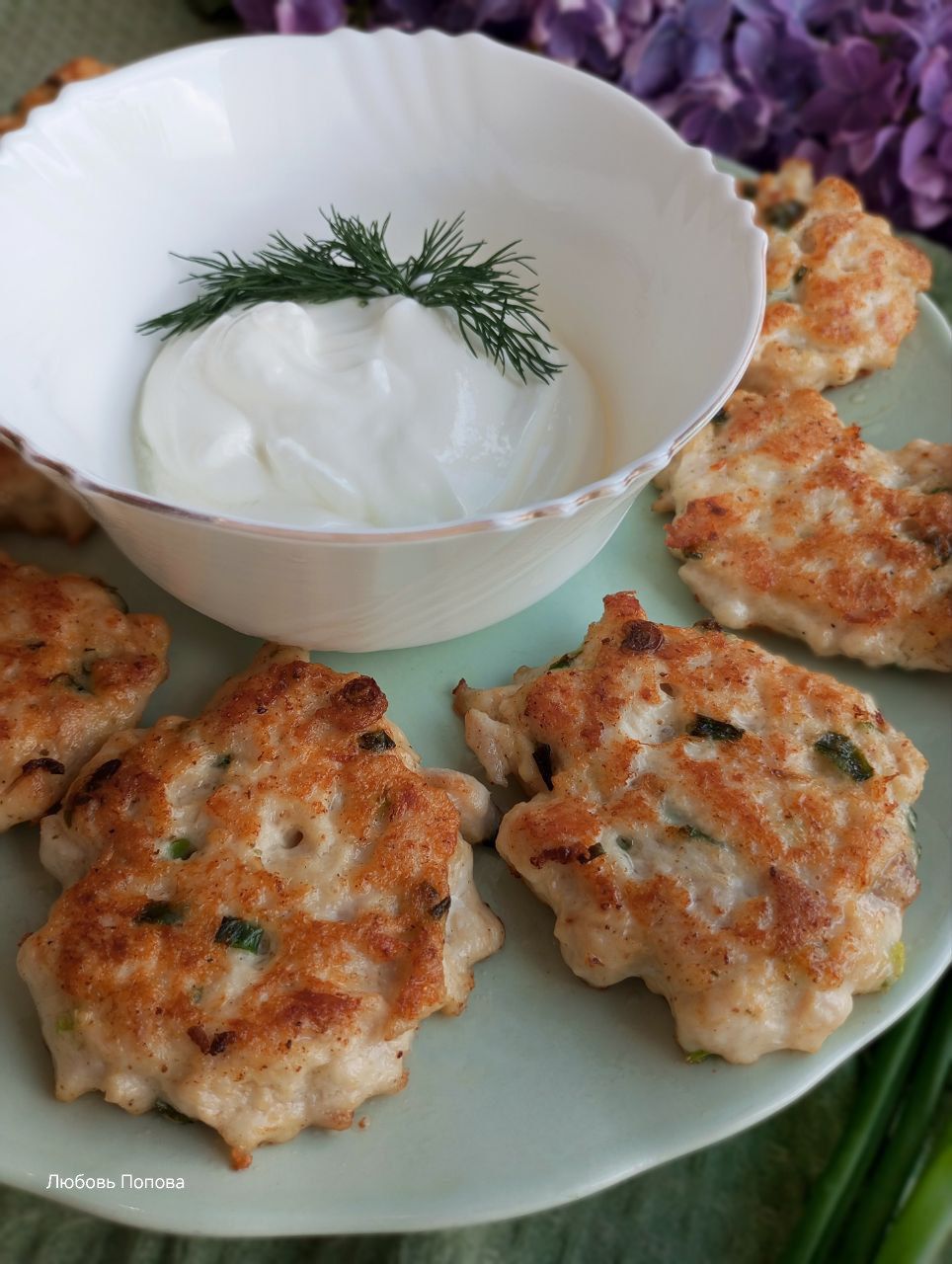 Рубленые куриные котлеты с зелёным луком 