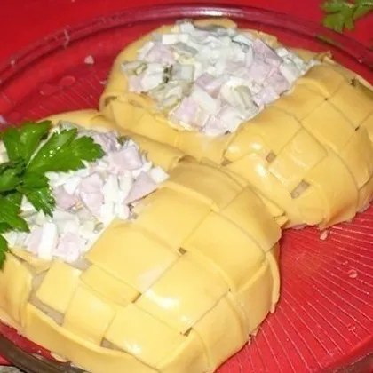 Салат в «лаптях» из твердого сыра