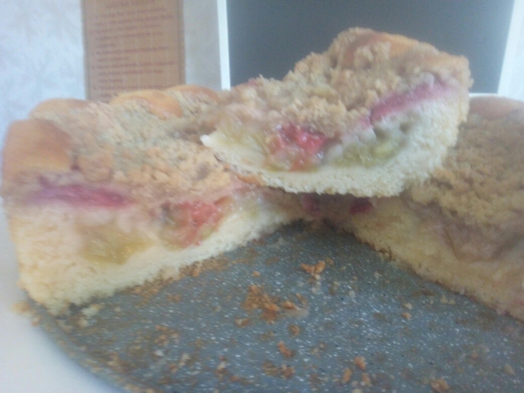 Пирог с ревенем и клубникой