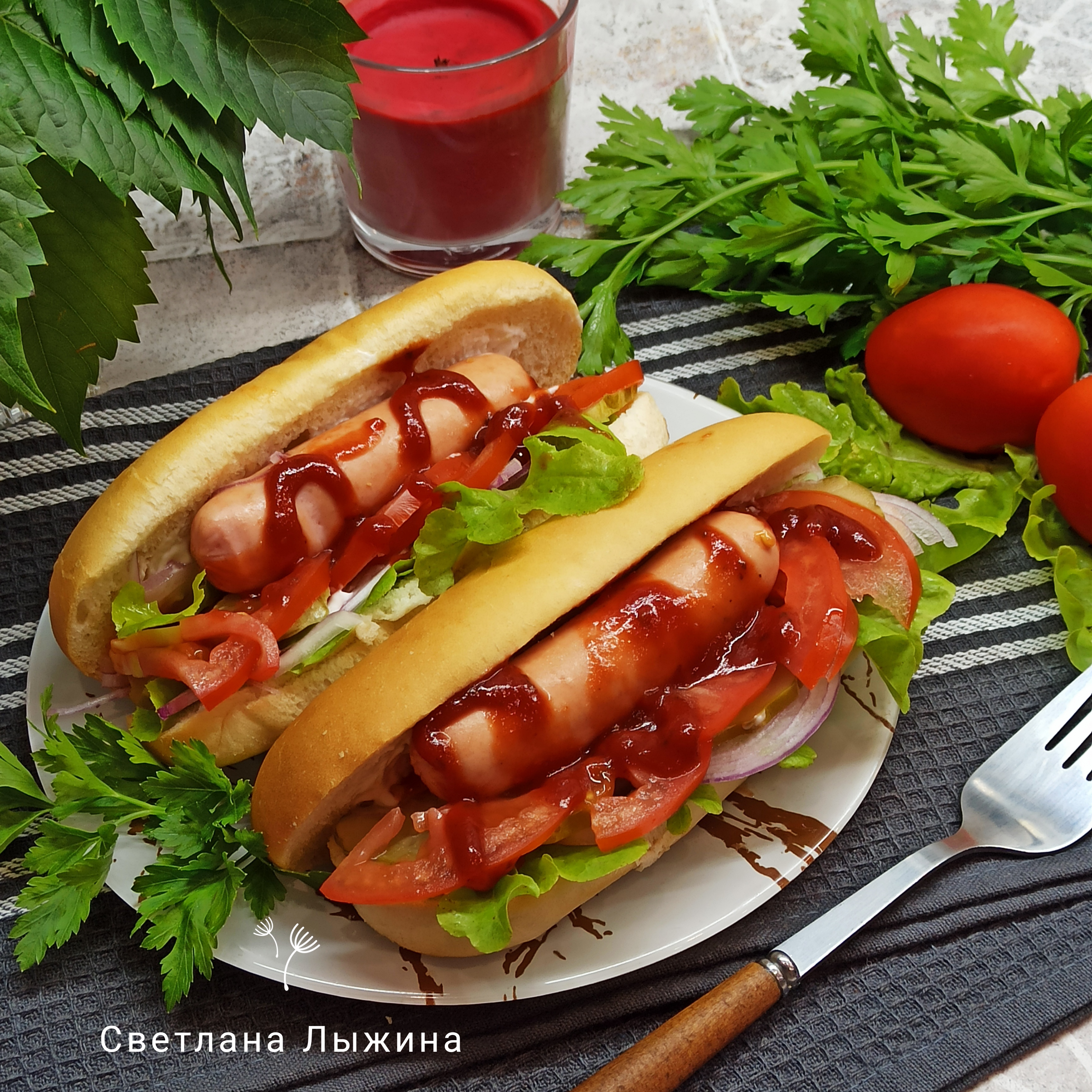 Хот-дог с сосиской и овощами