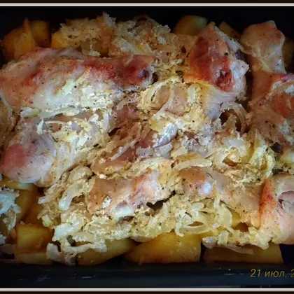 Куриные голяшки, запеченные в духовке с картошкой, в сметане. С соусом домашнего приготовления