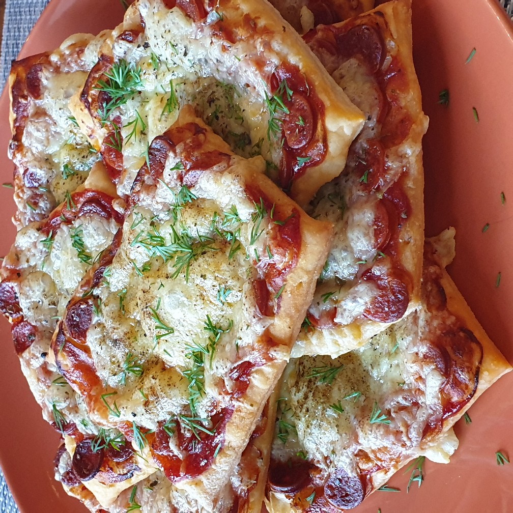 Мини-пицца из слоеного теста с нежной начинкой – пошаговый рецепт приготовления с фото