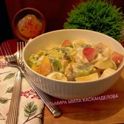 Фруктовый салат из яблок, киви и банана