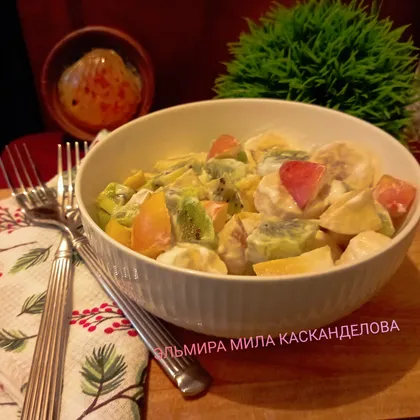 Фруктовый салат из яблок, киви и банана