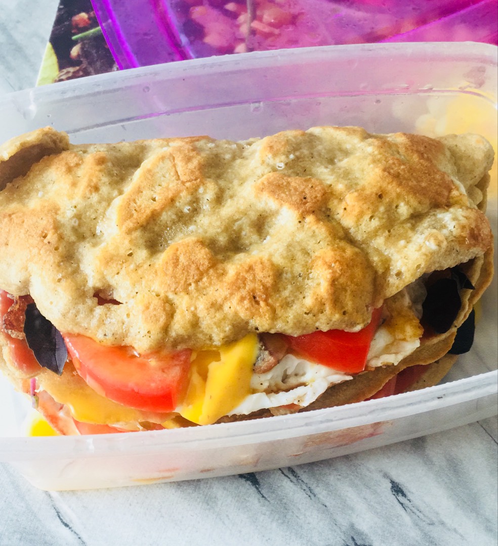 Овсяноблин с яйцом помидорами, сыром и базиликом