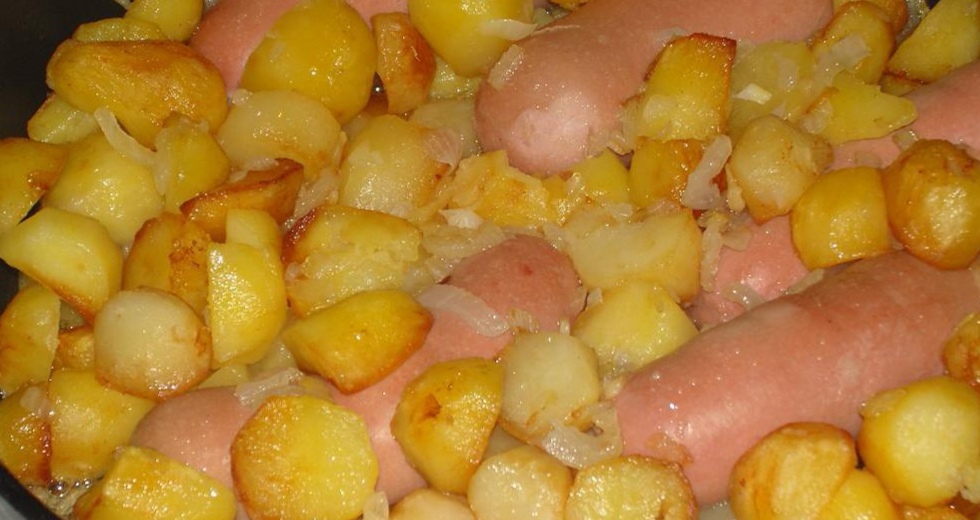Картошка жареная с сосисками