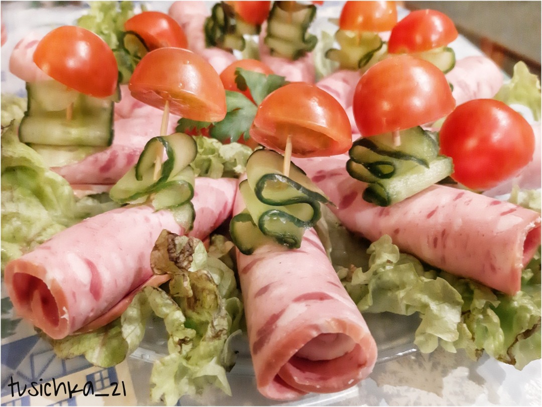 Закусочные рулетики из колбасы с сырной начинкой