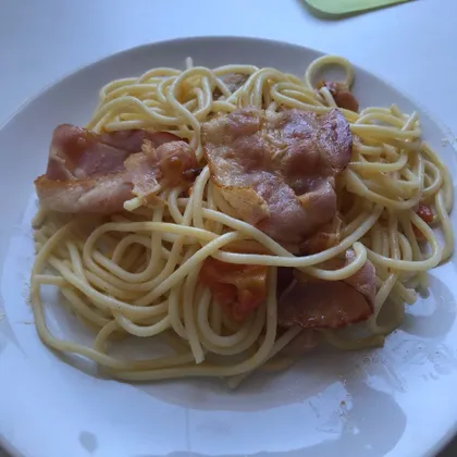 Спагетти с беконом и томатом