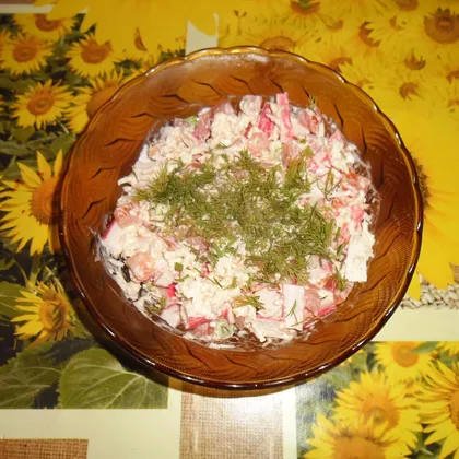 Салат из крабовых палочек с копченым сыром и зеленым луком