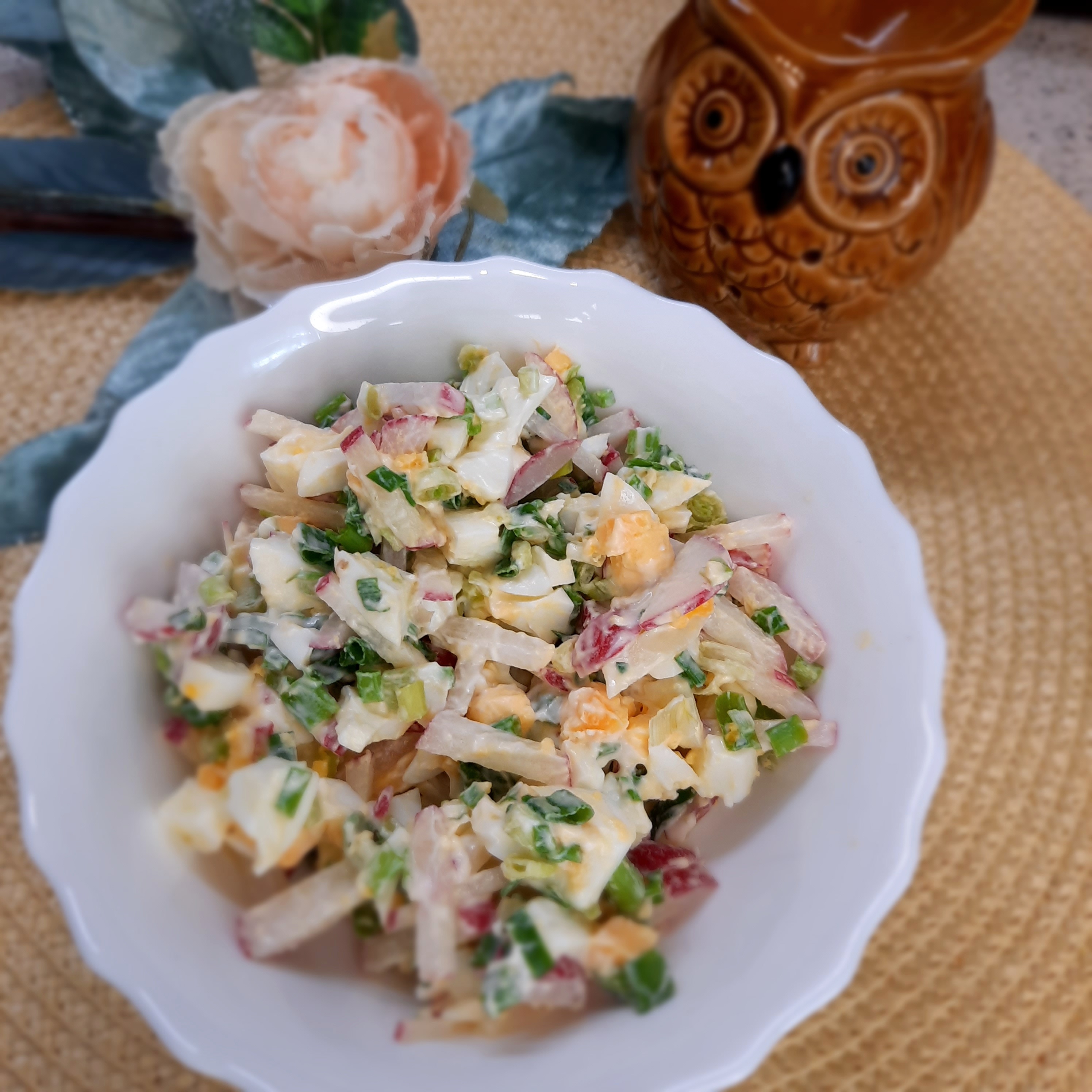 Салат весенний с редисом