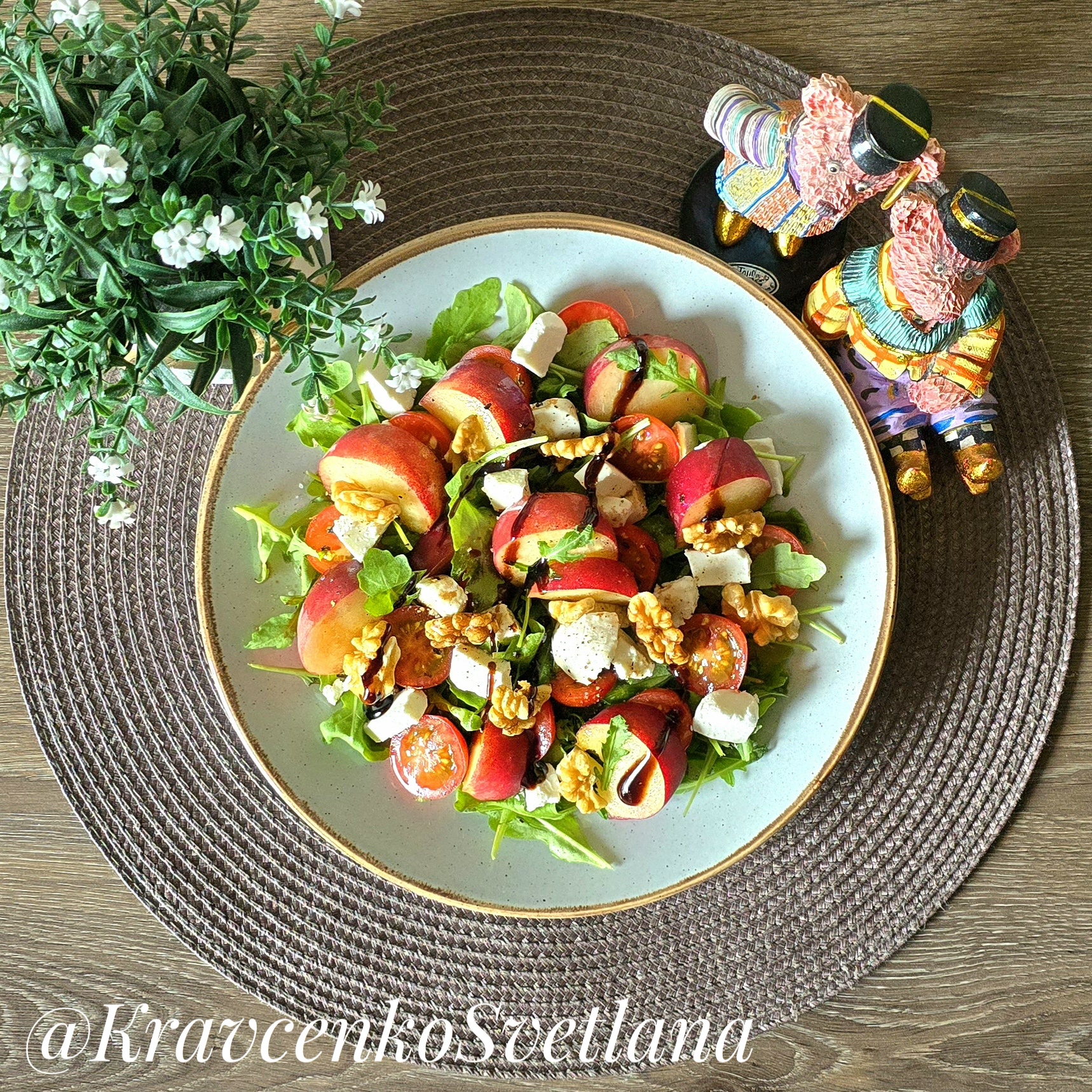 Салат с персиками, рукколой, помидорами и козьим сыром