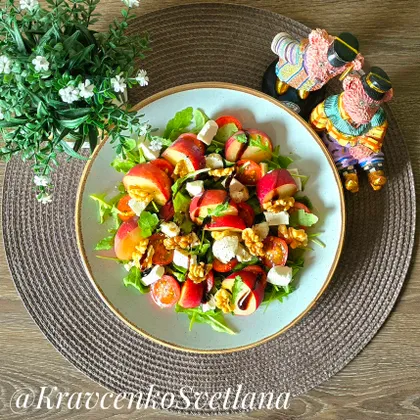 Салат с персиками, рукколой, помидорами и козьим сыром