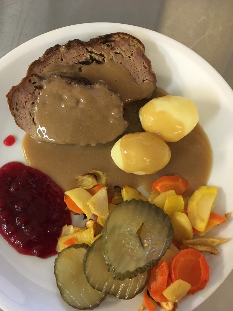 Мясной рулет.По Шведски (köttfärslimpa).С брусничным вареньем и с подливкой