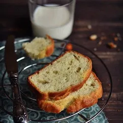 Кекс с пармезаном, чесноком и ароматными травами