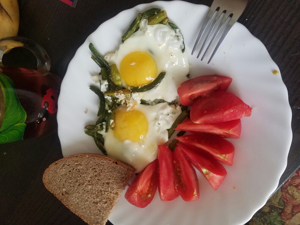 Чесночные стрелки с яйцом и помидорами