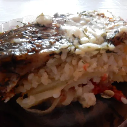 Карп, запеченный в духовке с рисом и овощами