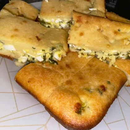Заливной пирог с яйцом, зелёным луком и сыром
