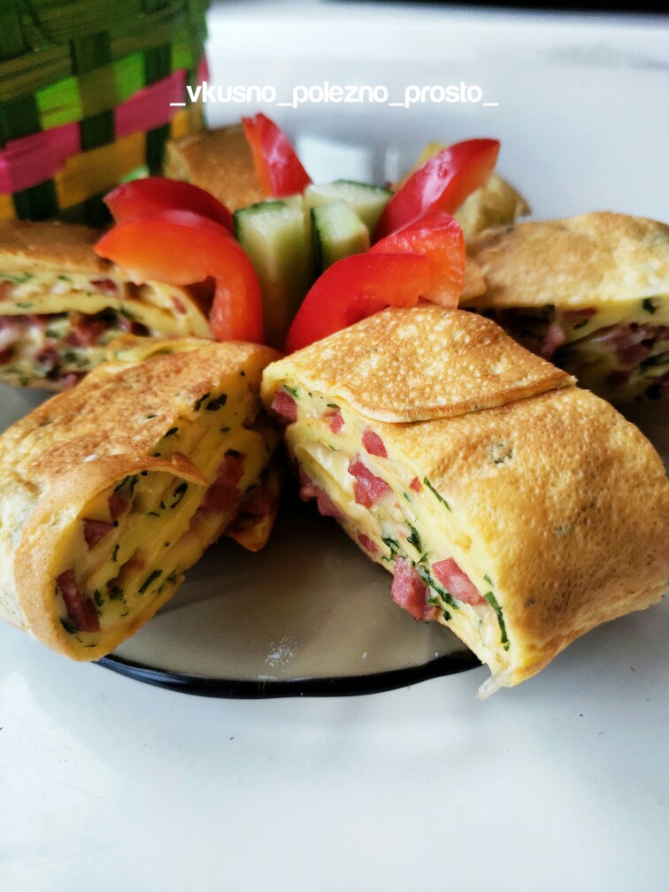 Яичный рулетик с колбаской