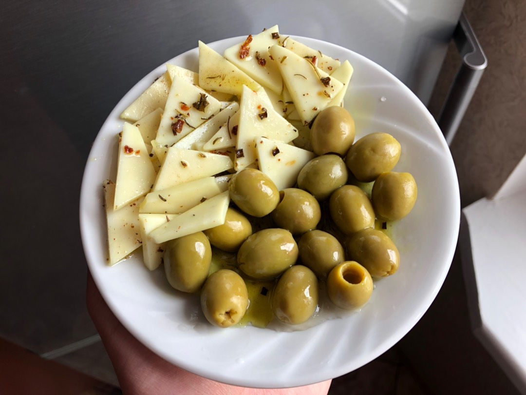 Маринованный козий сыр