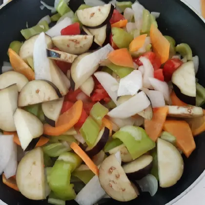 Тушёные овощи с грудкой