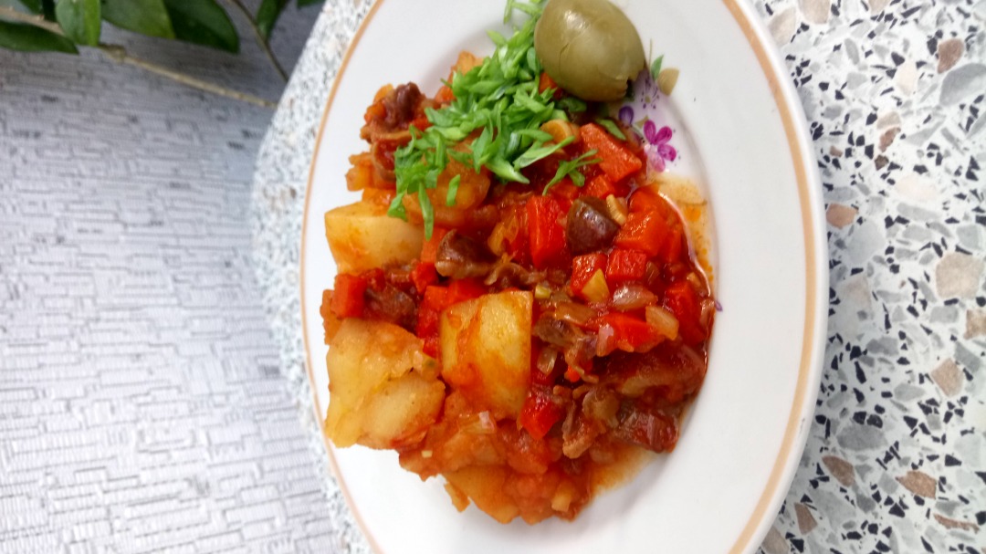 Куриные желудки в горшочке с картофелем