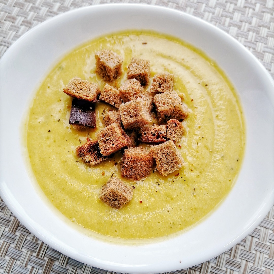 Зелёный крем-суп с сухариками - рецепт веганский (постный)