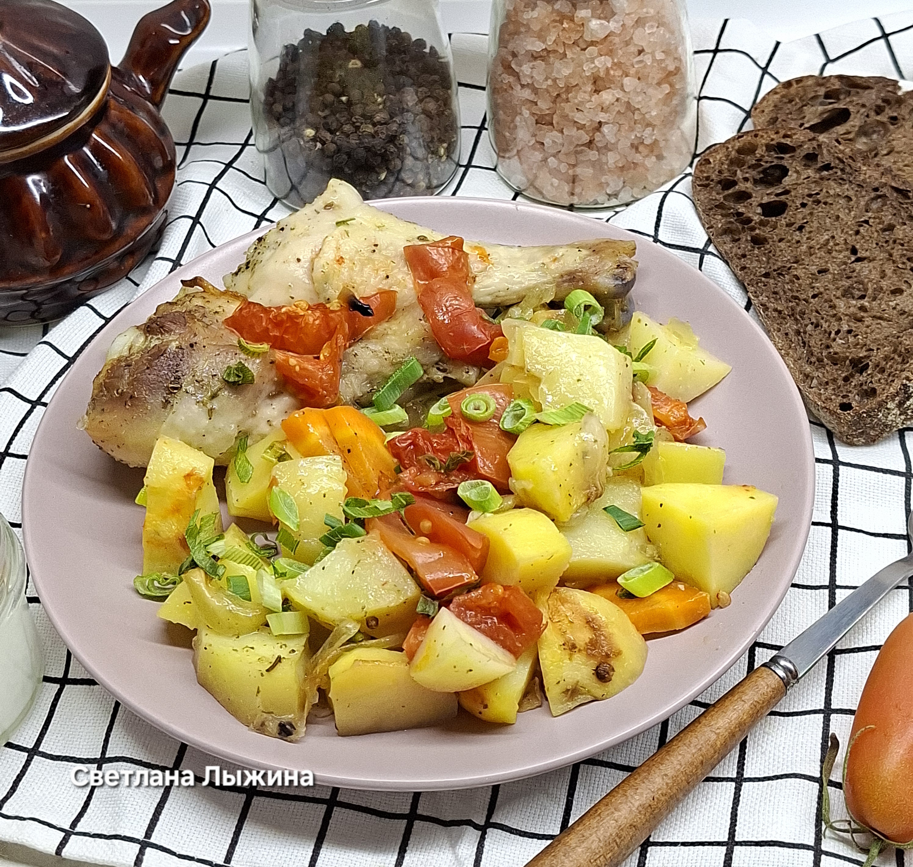 Голени куриные с овощами в духовке