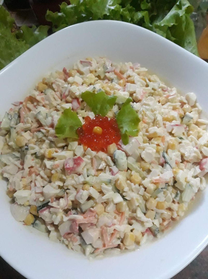 Крабовый салат с кукурузой, рисом и огурцом