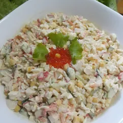 Крабовый салат с кукурузой, рисом и огурцом