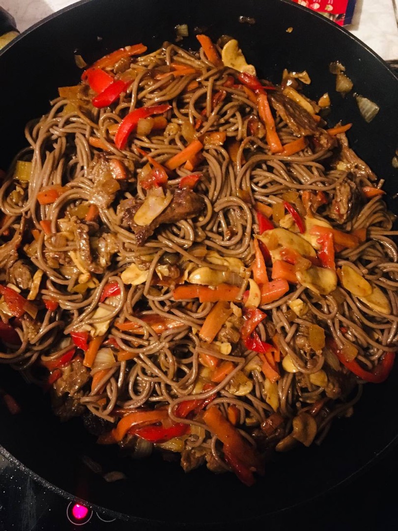 Гречневая лапша с говядиной и овощами — рецепт с фото пошагово