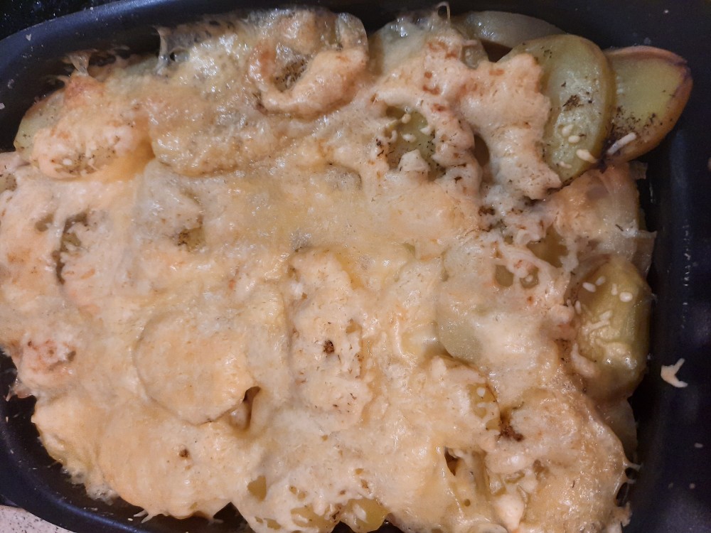 Минтай в духовке с картофелем