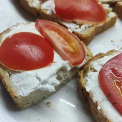 Бутерброды с сыром и помидорами