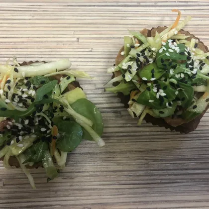 Ржаные тарталетки с капустным салатом, рукколой и салатом корн